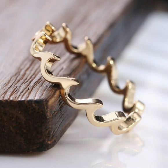 Jewelry - NWOT Dainty Gold Wave Ring